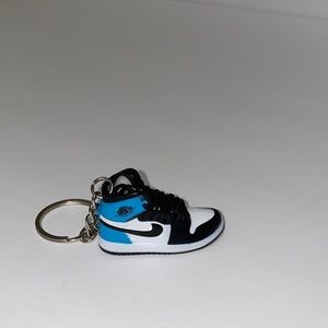 Sneaker keychain (obsidian)
